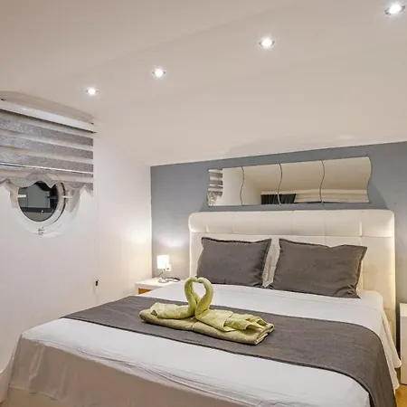 5 Bedroom - 1585 Villa *