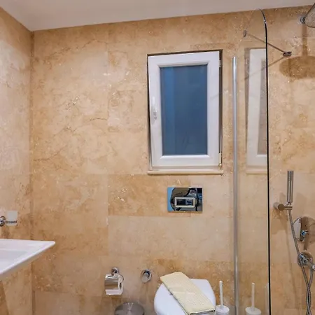 5 Bedroom - 1585