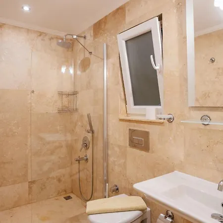 5 Bedroom - 1585 Villa