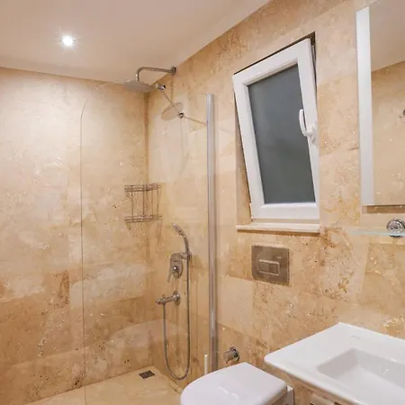 5 Bedroom - 1585 Villa