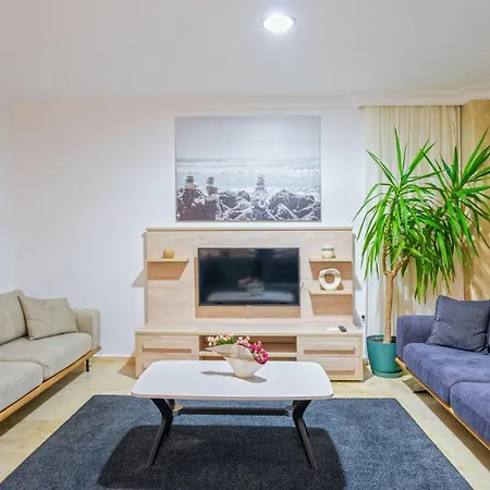 5 Bedroom - 1585 *